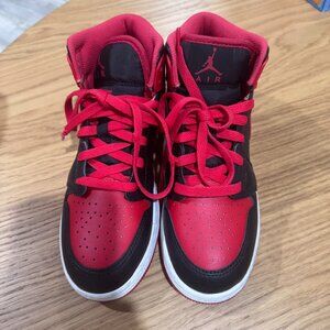 🔥 Nike – Air Jordan 1 Mid (Youth Size 5Y)